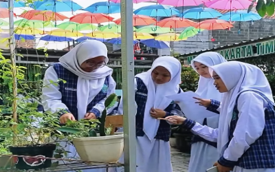 Belajar dari Alam: Siswa MTsN 17 Jakarta Observasi Tanaman Berbasis Ekoteologi